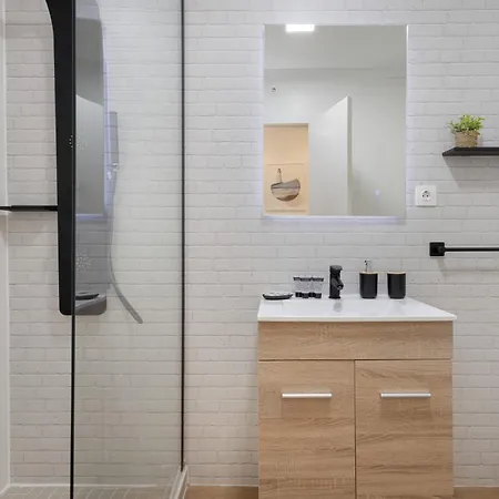 C21 Trendy 2 Bdr&parking Downtown Apartment