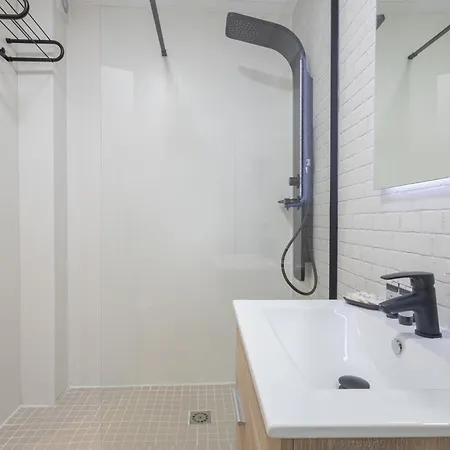 C21 Trendy 2 Bdr&parking Downtown Apartment *
