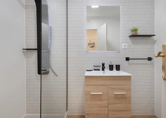 C21 Trendy 2 Bdr&parking Downtown Apartment