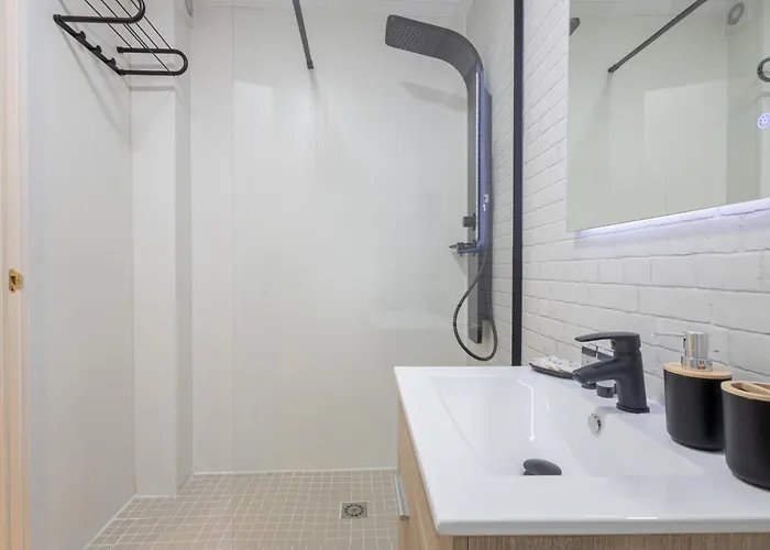 C21 Trendy 2 Bdr&parking Downtown Apartment *